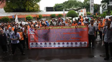 Sejumlah karyawan PT Pos Indonesia berunjuk rasa di depan Gedung Direksi PT Pos Indonesia, Jakarta, Senin (25/6). Mereka menuntut manajemen PT Pos Indonesia membagi keuntungan dan jasa produksi perusahaan tahun 2017. (Liputan6.com/Arya Manggala)