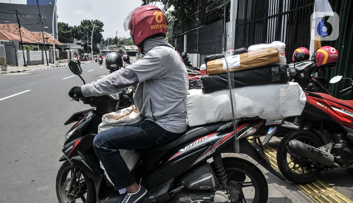 Kurir saat mengantarkan paket konsumen e-Commerce dengan sepeda motor di Jakarta, Kamis (23/9/2021).  Pemerintah memperkirakan total transaksi e-Commerce bakal naik 48,4 persen pada 2021 menjadi Rp385 triliun dibandingkan dengan total nilai pada 2020.  (merdeka.com/Iqbal S. Nugroho)