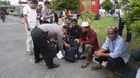 Polisi periksa barang bawaan peserta aksi 112 di Solo (Fajar Abrori/Liputan6.com)