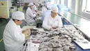 Para pekerja mengemas produk di sebuah perusahaan di wilayah Tonglu, Hangzhou, Provinsi Zhejiang, China, 4 November 2020. Sejumlah perusahaan mulai bersiap untuk penjualan Hari Lajang, sebuah festival belanja daring (online) mendatang. (Xinhua/Xu Junyong)