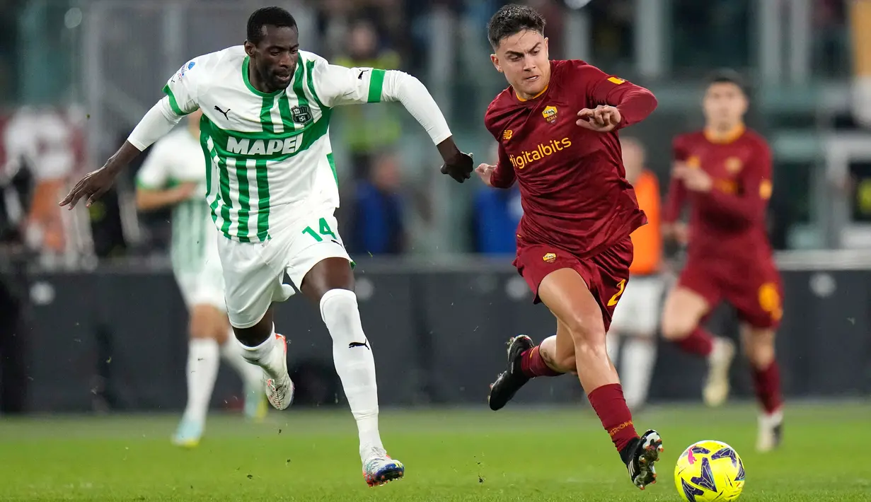 Pemain AS Roma Paulo Dybala (kanan) bersaing memperebutkan bola dengan pemain Sassuolo Pedro Obiang pada pertandingan sepak bola Serie A Liga Italia di Stadion Olimpiade, Roma, Italia, 12 Maret 2023. AS Roma kalah dari Sassuolo dengan skor 3-4. (AP Photo/Alessandra Tarantino)