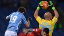 Kiper Napoli, Pepe Reina, mengamankan gawangnya dari serangan pemain Lazio dalam lanjutan Serie A Italia di Stadion Olimpico, Roma, Kamis (4/2/2016) dini hari WIB. (AFP/Alberto Pizzoli)