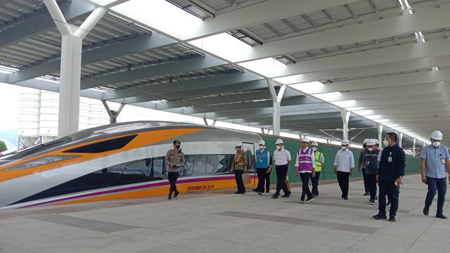 Presiden Joko Widodo (Jokowi) melakukan peninjauan pada proyek Kereta Cepat Jakarta-Bandung (KCJB) di Stasiun Tegalluar, Kabupaten Bandung, Kamis (13/10/2022).