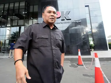 Anggota DPRD Jambi dari PDIP, Zainur Arfan usai diperiksa di Gedung KPK, Jakarta, Kamis (14/12). Ketua Fraksi PDIP Jambi tu diperiksa sebagai saksi tersangka Saifuddin terkait dugaan suap pengesahan RAPBD Jambi TA 2018. (Liputan6.com/Helmi Fithriansyah)