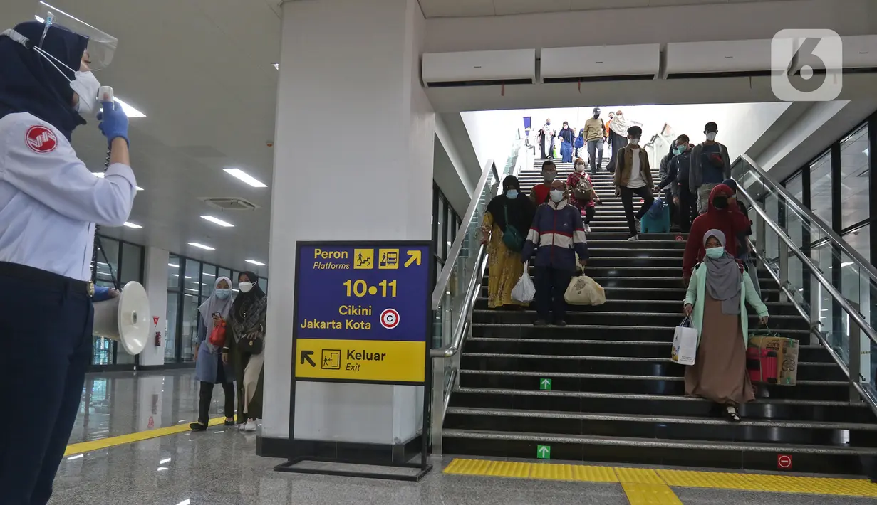 Aktivitas penumpang KRL Commuter Line di Stasiun Manggarai, Jakarta, Minggu (26/9/2021). Jalur layang (elevated track) KRL Bogor Line di Stasiun Manggarai yang terdiri dari empat peron bagi penumpang kereta relasi tujuan Jakarta-Bogor. (Liputan6.com/Herman Zakharia)