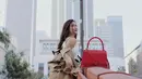 Long Blazer berwarna nude akan membuat tampilanmu menjadi lebih trendy dan modis. ((instagram/pevpearce))