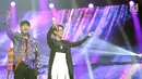 Penyanyi Iwan Fals dan Agnes Monica alias Agnez Mo menyapa penonton saat Konser Raya 24 Tahun Indosiar Luar Biasa di JCC Senayan, Jakarta, Jumat (11/1). Iwan Fals dan Agnez Mo menampilkan kolaborasi apik lewat duet mereka. (Fimela.com/Bambang Eros)