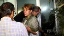 Kakak James Sahertian, Debby Sahertian tak henti mengeluarkan air mata saat menerima tamu di Rumah Duka RSPP Jakarta Selatan, Senin (13/4/2015). (Liputan6.com/Faisal R Syam)