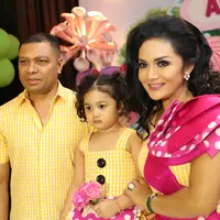 Raut wajah bahagia terlihat jelas dari wajah Krisdayanti dan Raul Lemos saat merayakan ulang tahun anaknya yang ke-4 di hotel Kristal. (Galih W. Satria/Bintang.com)