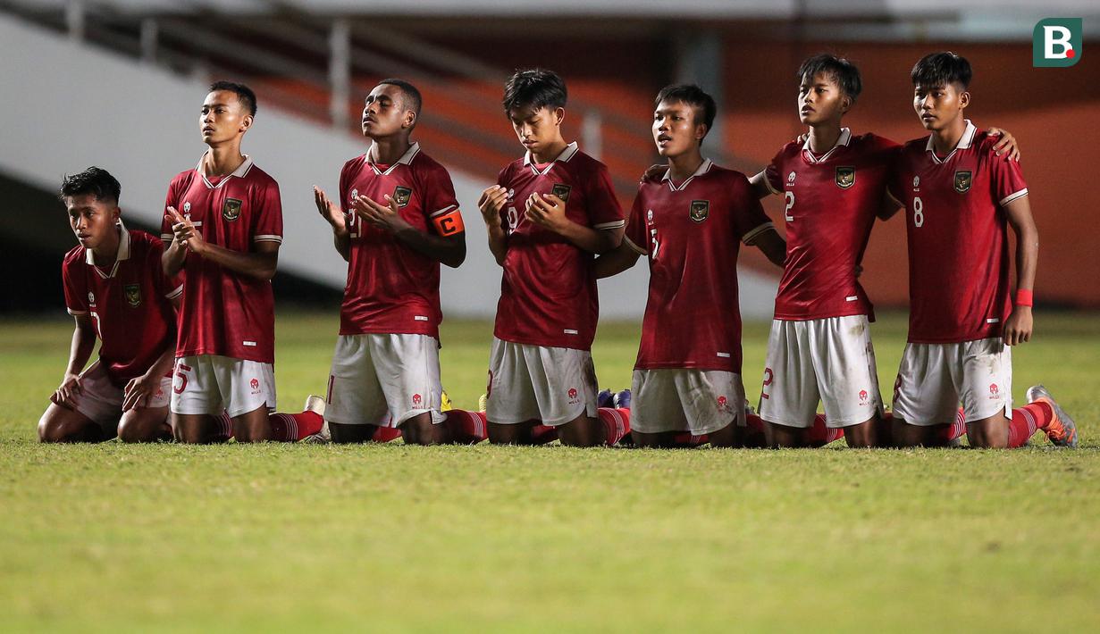 Doa pun terus dipanjatkan oleh para pemain, pelatih, official, bahkan penonton yang memadati stadion. (Bola.com/Bagaskara Lazuardi)