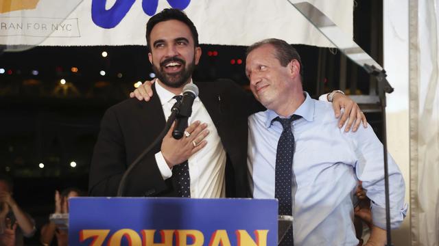 Zohran Mamdani deklarasi kemenangan jadi wali kota keturunan India-Amerika dan Muslim pertama di New York City bersama para pendukungnya di pesta primary election pada Rabu (25/6/2025). (AP/Heather Khalifa)