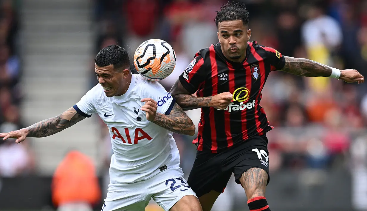 Bek Tottenham Hotspur, Pedro Porro (kiri) berduel udara dengan striker Bournemouth, Justin Kluivert pada laga Liga Inggris 2023/2024 di Vitality Stadium, Bournemouth (26/8/2023). Setelah berstatus pinjaman selama dua musim dari Girona, Pedro Porro dipermanenkan Sporting Lisbon pada awal musim 2022/2023. Hanya setengah musim usai dipermanenkan, ia memilih dipinjamkan ke Totenham Hotspur hingga akhir musim 2022/2023. Spurs pun akhirnya mempermanenkannya pada awal musim 2023/2024. (AFP/Justin Tallis)