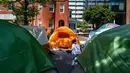 Para aktivis kampus juga menyerukan kepada universitas mereka agar memutuskan hubungan keuangan dengan Israel. (Kent Nishimura/Getty Images North America/Getty Images via AFP)