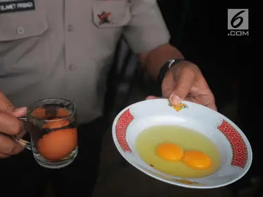 Balai Pengujian Mutu dan Sertifikasi Produk Hewan (BPMSPH) bersama kepolisian menguji keaslian telur ayam yang diambil di Pasar Johar Baru, Jakarta Pusat, Selasa (27/3). (Merdeka.com/Imam Buhori)