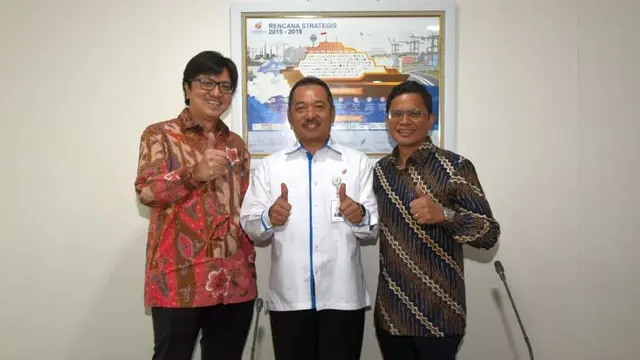 Deputi Bidang Usaha Pertambangan, Industri Strategis dan Media Kementerian BUMN Fajar Harry Sampurna menyerahkan SK pengangkatan Ignatius Tallulembang dan Pahala Mansury menjadi Direktur Pertamina. (Dok Kementerian BUMN)