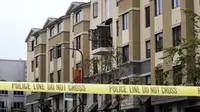 Kerusakan terlihat dari balkon di lantai 4 sebuah apartemen yang runtuh, di California, AS, 16 Juni 2015. Enam orang mahasiswa yang berada di balkon itu dikabarkan terjatuh dan tewas. (REUTERS/Elia Nouvelage)