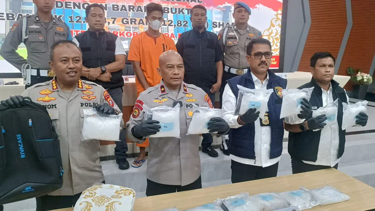 Tersangka narkoba jaringan internasional dan barang bukti yang diperlihatkan dalam konferensi pers pengungkapan narkoba oleh Polda Riau.