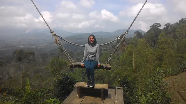 Ican, salah satu pengunjung Kamojang Ecopark tengah menikmati suasana di atas ketinggian hamparan area pertanian