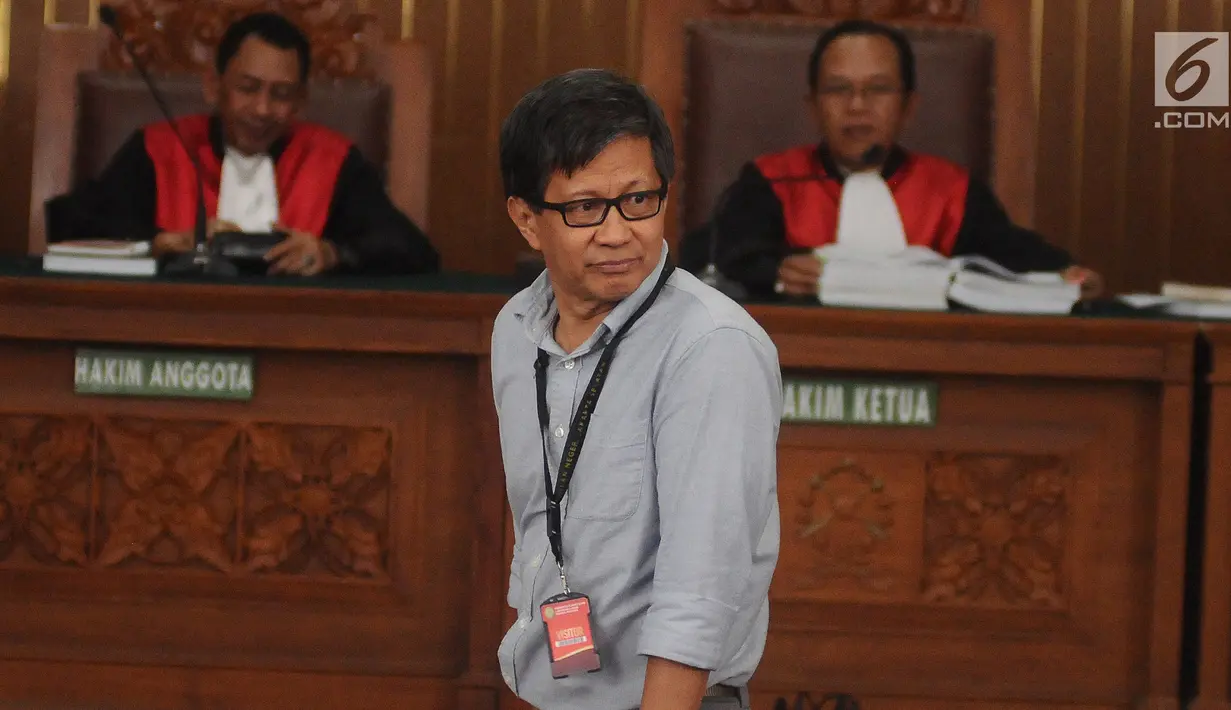 <p>Akademisi Rocky Gerung menyapa saat hadir menjadi saksi pada persidangan Ratna Sarumpaet di PN Jakarta Selatan, Selasa (23/4). Rocky Gerung menjadi salah satu saksi yang dihadirkan oleh Jaksa Penuntut Umum di persidangan kasus berita bohong Ratna Sarumpaet. (Liputan6.com/Herman Zakharia)</p>