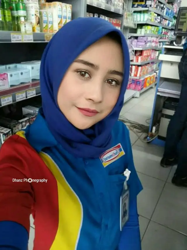 6 Editan Foto Aktris Jadi Kasir Minimarket Ini Bikin Senyum