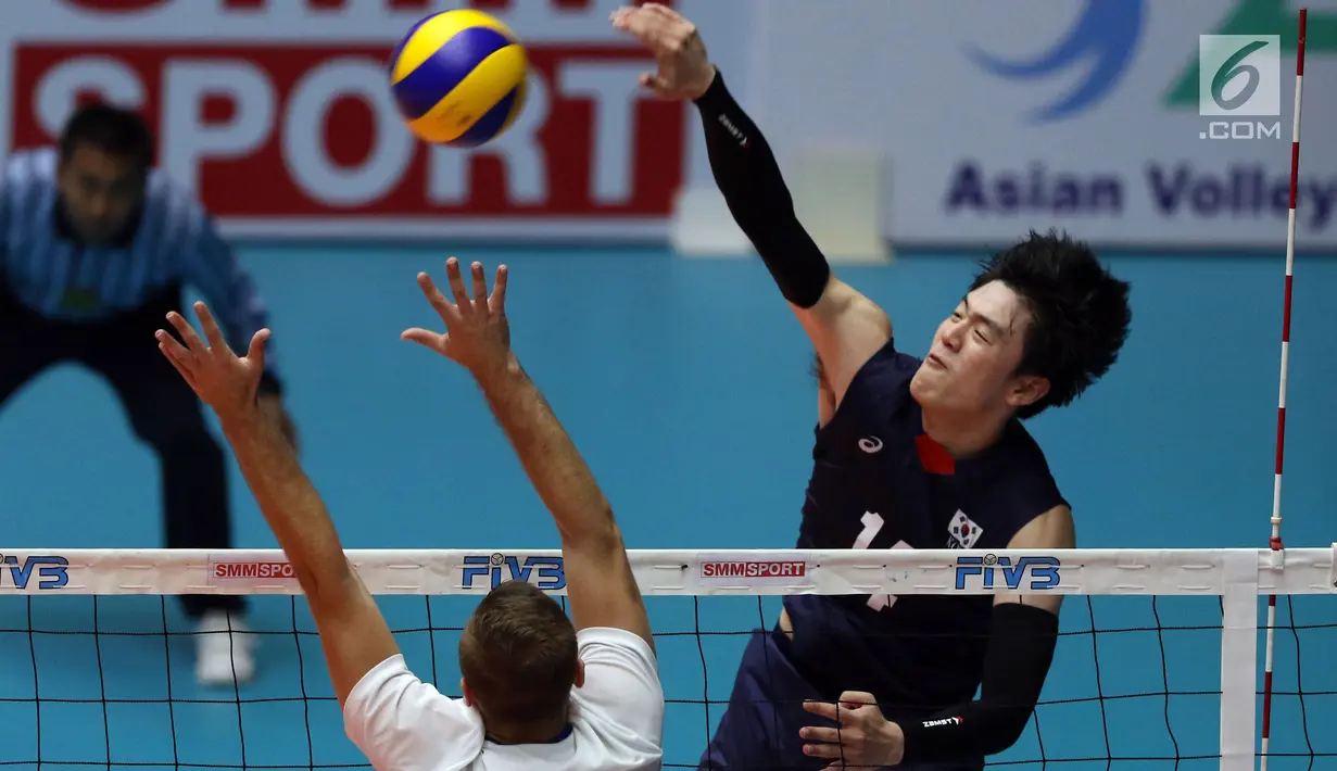 Pemain Timnas voli putra Korea Selatan, Huichae Song melakukan smes saat melawan Kazakhstan di Semifinal Kejuaraan Voli Asia 2017 di GOR Tri Dharma, Gresik, Senin (31/7). Kazakhstan unggul 3-2. (Liputan6.com/Helmi Fithriansyah)