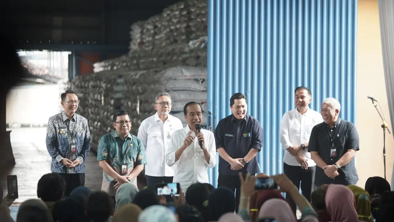 Menteri Perdagangan Zulkifli Hasan turut mendampingi Presiden Joko Widodo dalam penyaluran Bantuan Pangan Pemerintah di Cibitung, Kabupaten Bekasi, Jawa Barat pada Jumat (16/2).