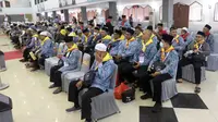 Kedatangan calon jemaah haji di Asrama Haji Pondok Gede tersebut untuk transit beristirahat sebelum diberangkatkan menuju Tanah Suci melalui Bandara Internasional Soekarno-Hatta. (Liputan6.com/Herman Zakharia)