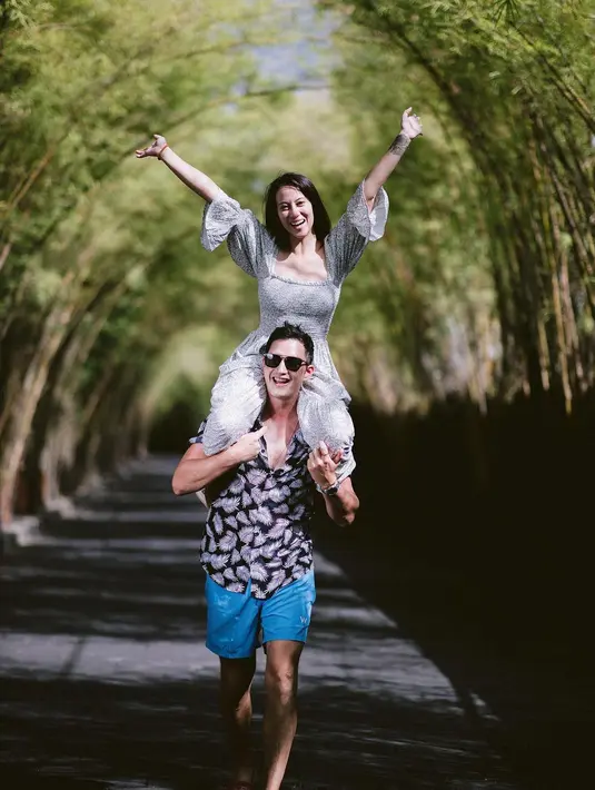 Momen kebersamaan yang fun dirayakan pasangan ini dengan cara yang santai. Janisaa memilih jumpsuit dengan lengan terompet sedangkan Mike memadukan kemeja bermotif dengan celana pendek biru. (instagram/mikelewis)