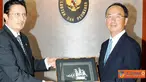 Citizen6, Jakarta: MKP Fadel Muhammad juga menyerahkan bingkisan kepada Dubes Besar Jepang untuk Indonesia Yoshinori Katori. (Pengirim: Efrimal Bahri)