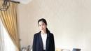 Blazer berwarna juga tak pernah salah digunakan. Memadukandengan kaos putih polos dan high heels senada, penampilan BUnga Zainal ini banjir pujian. (Liputan6.com/IG/@bungazainal05)