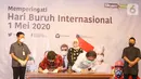 Wakil Dirut RS Siloam Caroline Riady dan Direktur Kelembagaan &  Kerjasama Hubungan Industrial, Ditjen PHI & Jamsos Kemenaker, Aswansyah saat penandatanganan kerjasama 1000 rapid test untuk para pekerja dan buruh di Gedung Kemenaker, Jumat (1/5/2020). (Liputan6.com/Fery Pradolo)