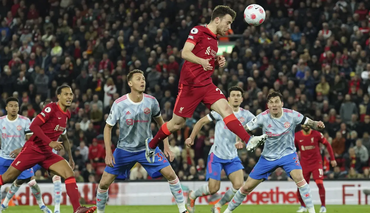 Bermain di Anfield, The Reds menggempur Setan Merah sejak menit awal. MU tampak kelimpungan menghadapi serangan. Pertandingan nampaknya berat sebelah, Liverpool terlalu perkasa. (AP/Jon Super)