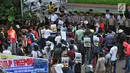 Massa dari Front Rakyat Indonesia untuk West Papua dan Aliansi Mahasiswa Papua menggelar aksi di depan Kantor PT Freeport Indonesia, Jakarta, Kamis (29/3). Mereka juga meminta untuk menarik TNI/Polri dari Tanah Papua. (Merdeka.com/Iqbal S Nugroho)