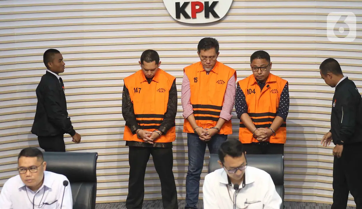 Kasus ini bermula dari operasi tangkap tangan (OTT) yang menjerat Bupati Kolaka Timur Abdul Aziz. Tampak dalam foto, tiga tersangka baru terkait kasus dugaan tindak pidana korupsi pembangunan Rumah Sakit Umum Daerah (RSUD) Kolaka Timur (Koltim) di antaranya Hendrik Permana, ketua Tim Kerja Sarana Prasarana Alat Labkesmas Kemenkes; Aswin Griksa Fitranto, Direktur Utama PT Griksa Cipta; dan Yasin, pegawai Bappenda Provinsi Sulawesi Tenggara yang dikenal sebagai orang kepercayaan Bupati Koltim Abdul Azis (berompi dari kiri ke kanan) dihadirkan dalam rilis penahanan di gedung Merah Putih Komisi Pemberantasan Korupsi (KPK), Jakarta, Senin (24/11/2025). (Liputan6.com/Helmi Fithriansyah)