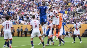 Trevoh Chalobah #23 dari Chelsea berebut sundulan dengan Lucas Beraldo #4 dari Paris Saint-Germain dalam pertandingan Final Piala Dunia Antarklub 2025 antara Chelsea FC dan Paris Saint-Germain di Stadion MetLife di East Rutherford, New Jersey, Senin (14-7-2025) dini hari WIB. (David Ramos/Getty Images via AFP)