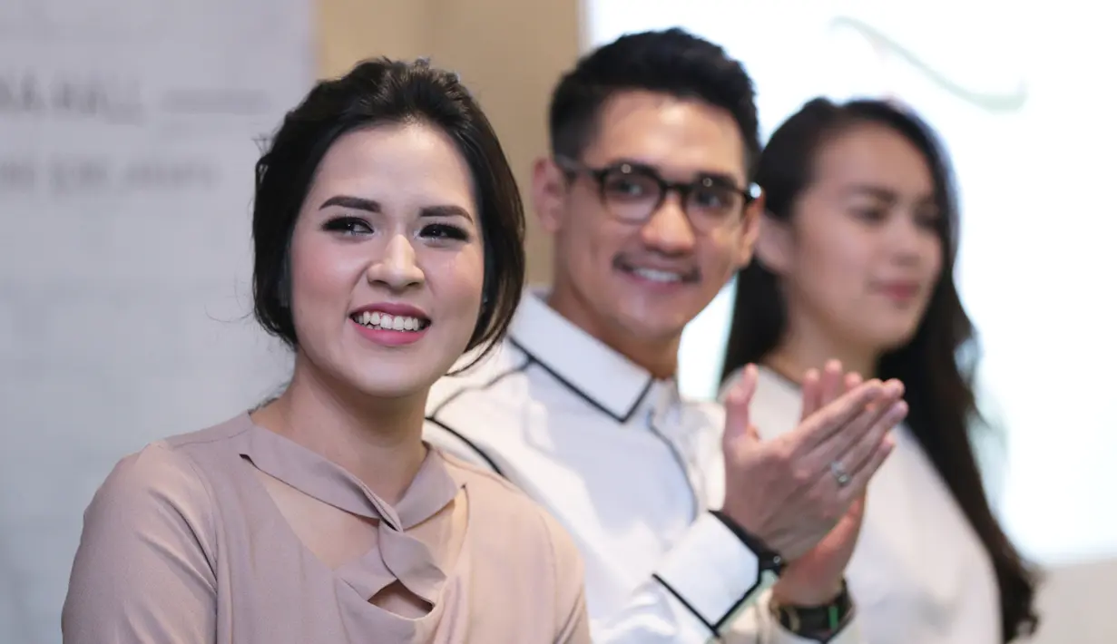 Dua orang yang berhasil dari Smule yang terpilih, diberi kesempatan berkaraoke dalam konser 'An Evening Showcase with Afgan & Raisa'. (Adrian Putra/Bintang.com)