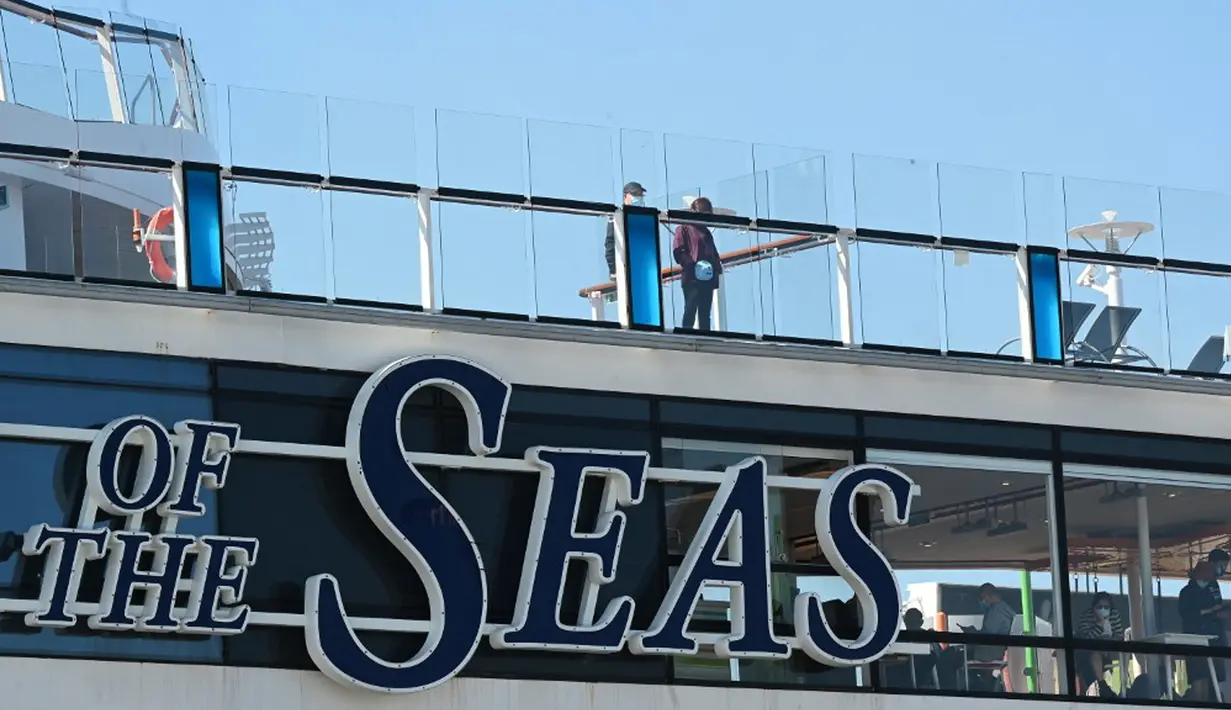 Penumpang dan awak terlihat pada kapal pesiar Spectrum of the Seas di Hong Kong, Rabu (5/1/2022). Spectrum of the Seas diperintahkan kembali ke kota untuk pengujian virus corona COVID-19 setelah sembilan orang ditemukan memiliki kontak dekat dengan varian Omicron baru-baru ini. (PETER PARKS/AFP)