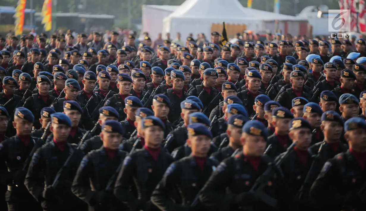 Sejumlah personel polisi berbaris saat berlangsungnya upacara peringatan HUT Ke-73 Bhayangkara di kawasan Monas, Jakarta, Rabu (10/7/2019). Presiden Joko Widodo (Jokowi) menjadi inspektur upacara yang dihadiri sebanyak 4.000 personel Polri dan 7 resimen TNI tersebut. (Liputan6.com/Faizal Fanani)