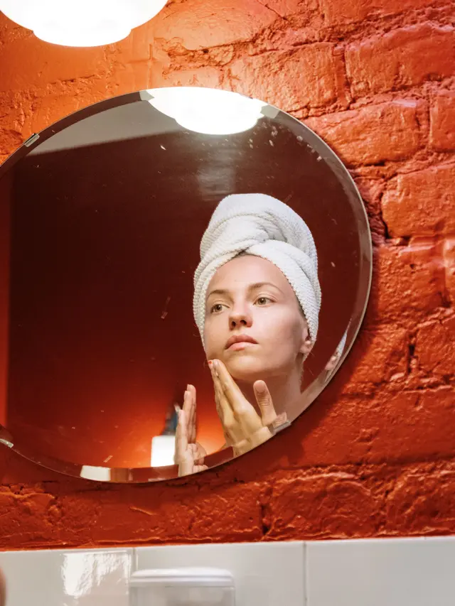 Tetap gunakan rutinitas skincare seperti biasa