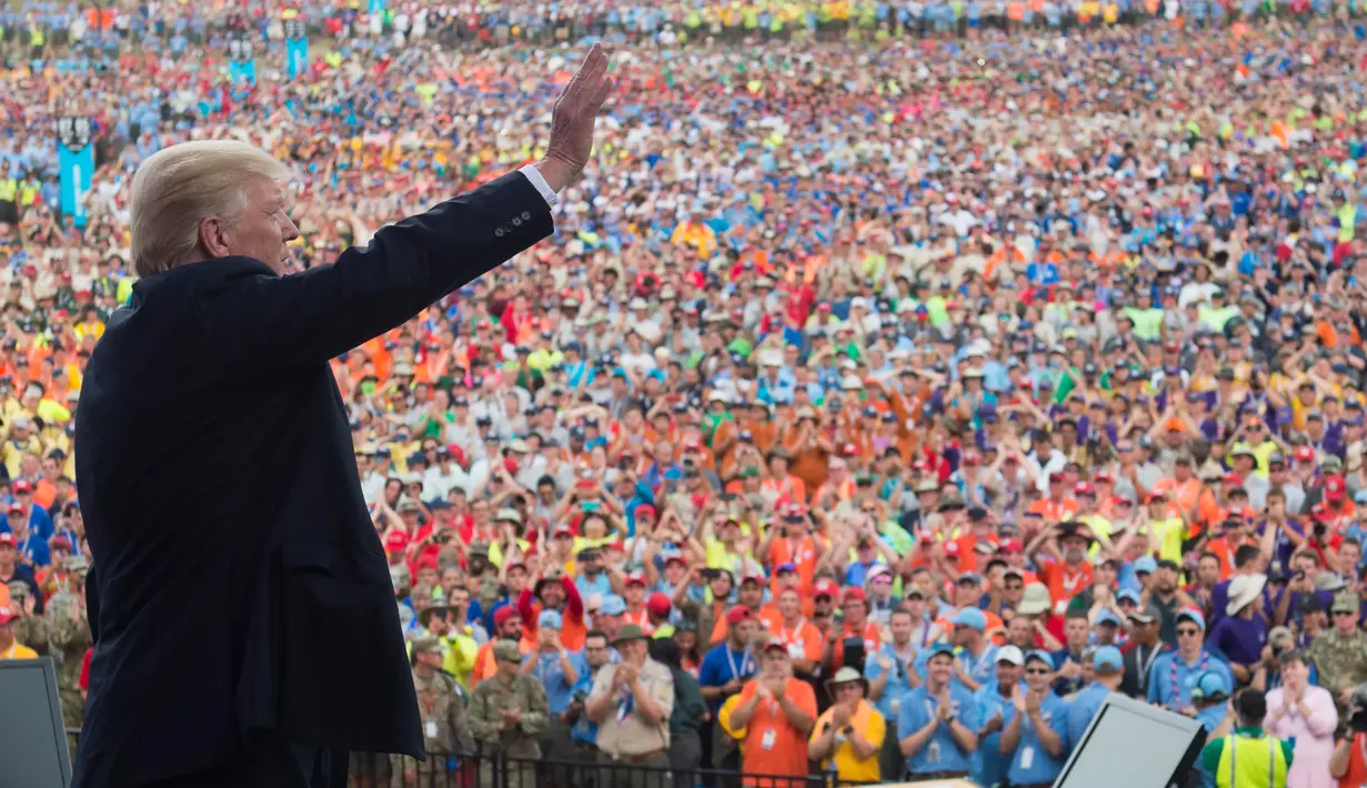 Presiden AS, Donald Trump melambaikan tangan ke arah ribuan anggota Pramuka usai menyampaikan pidato dalam Jambore Nasional 2017 di Summit Bechtel National Scout Reserve, Virginia Barat, AS, (24/7). (AFP Photo/Saul Loeb)
