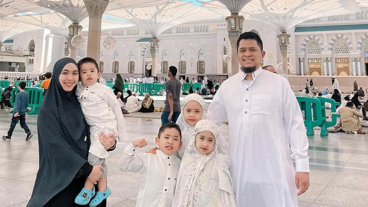 Oki Setiana Dewi umrah bareng keluarga