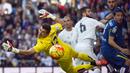 Kiper Getafe, Vicente Guaita, berusaha mengamankan gawangnya saat melawan Real Madrid pada laga La Liga di Stadion Santiago Bernabeu, Spanyol, Sabtu (5/12/2015). (AFP Photo/Curto De La Torre)