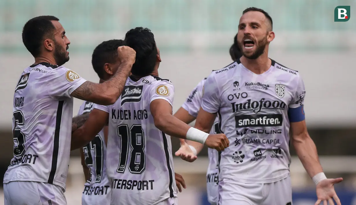Penyerang Bali United, Ilija Spasojevic (kanan) merayakan gol kemenangan timnya ke gawang Persita Tangerang dalam laga pekan ke-4 BRI Liga 1 2021/2022 di Stadion Pakansari, Bogor, Jumat (24/09/2021). Bali United menang 2-1. (Bola.com/Bagaskara Lazuardi)