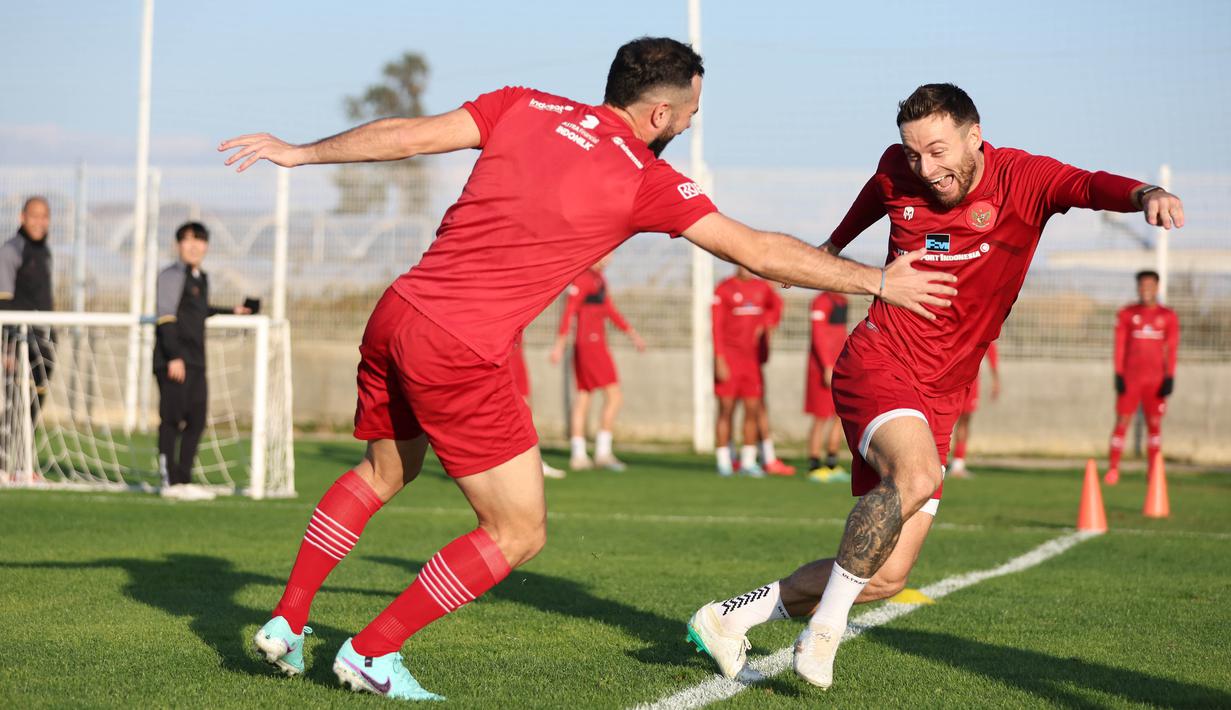 Pemain Timnas Indonesia, Marc Klok (kanan) dan Jordi Amat bercengkerama disela-sela sesi latihan dalam program pemusatan latihan di Turki, Minggu (31/12/2023). (Dok. PSSI)