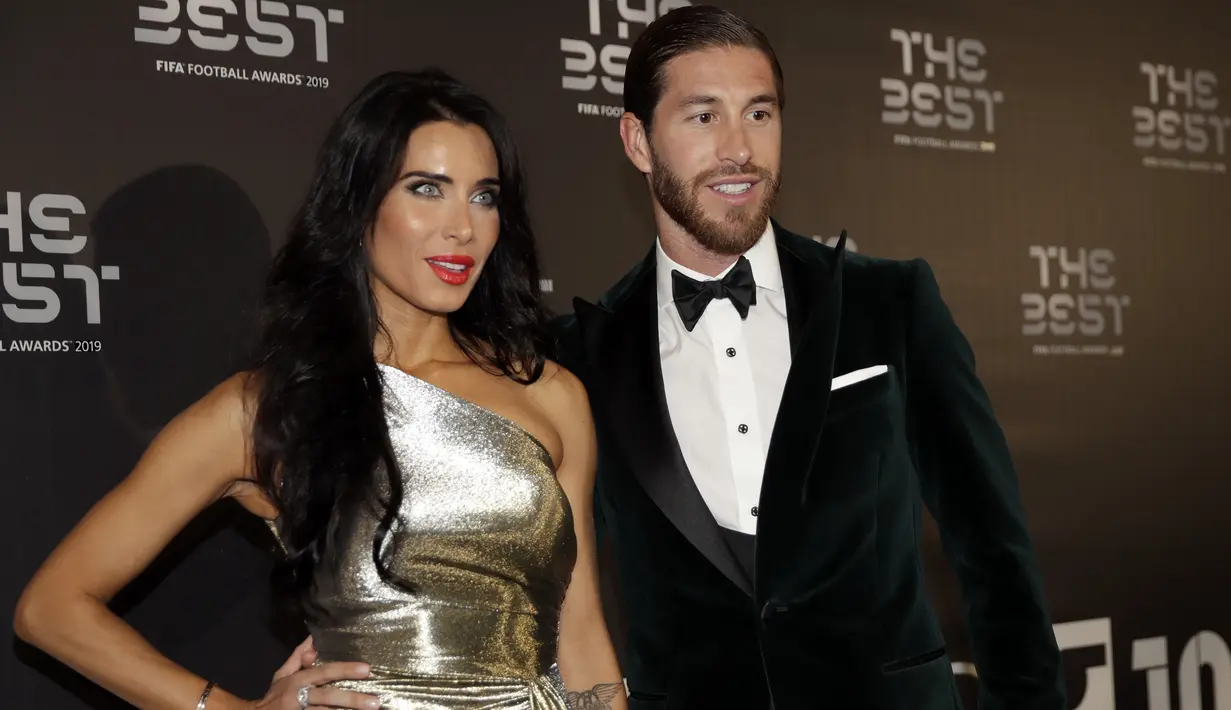 Bek Real Madrid asal Spanyol, Sergio Ramos bersama istrinya Pilar Rubio berpose saat menghadiri penghargaan sepak bola FIFA Terbaik, di teater La Scala Milan, Italia utara (23/9/2019). (AP Photo/Luca Bruno)