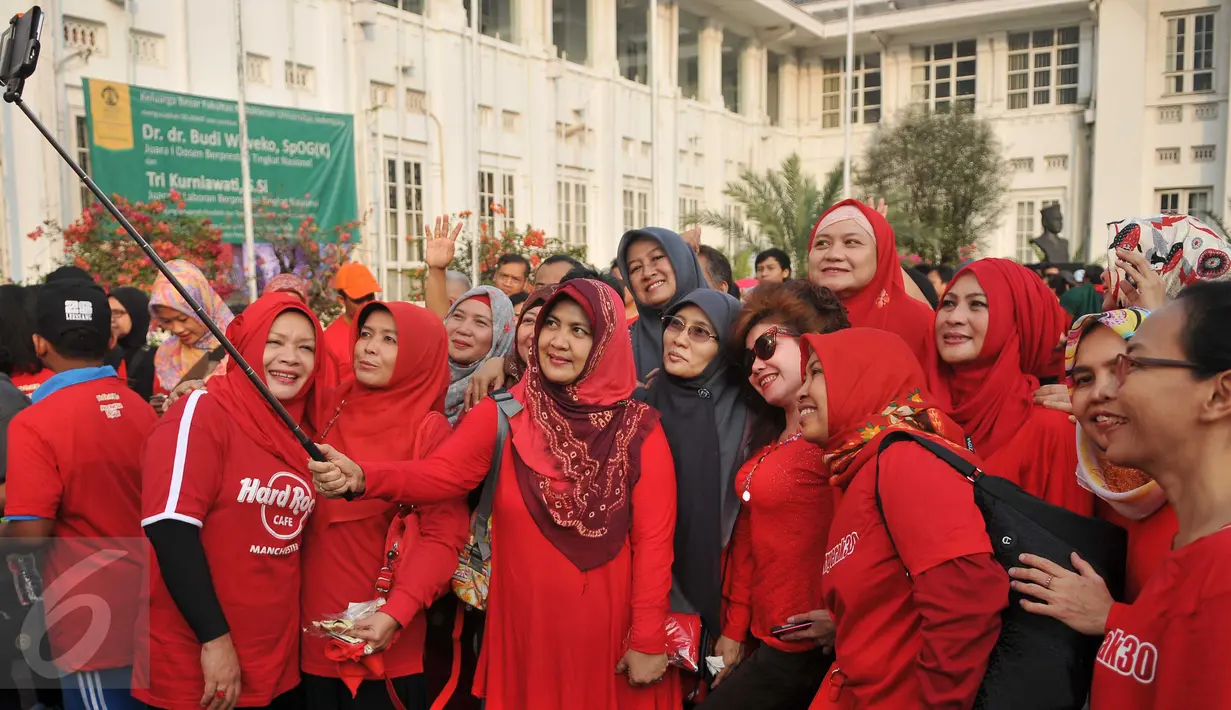 Sejumlah warga berselfie saat kampanye "Brrrgerak 30", Jakarta, Minggu (8/11/2015). Coca-Cola mengajak berbagai elemen masyarakat, mempromosikan pentingnya melakukan aktivitas fisik minimal 30 menit per hari. (Liputan6.com/Gempur M Surya).