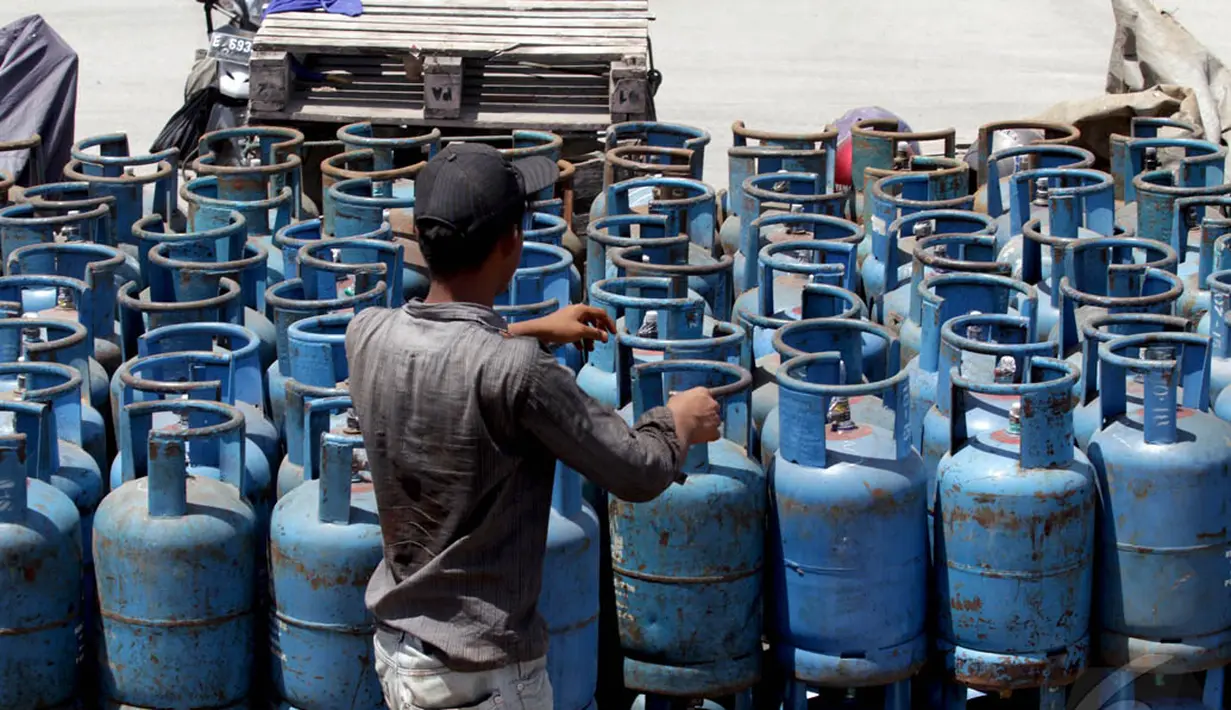 Pekerja merapikan tabung gas elpiji ukuran 12 kilogram di Pelabuhan Sunda Kelapa, Jakarta, Jumat (9/1/2015). (Liputan6.com/Faizal Fanani)