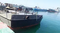 Kapal pendukung Konarak yang diduduki itu berlabuh di pangkalan angkatan laut tak dikenal di Iran pada hari Senin. [Tentara Iran via AP]