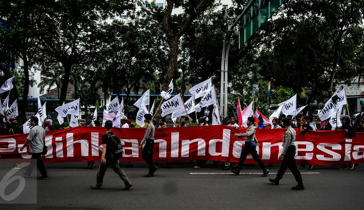 Aksi longmarch massa dari Istana Negara menuju Kementerian Perhubungan, Jakarta, Senin (10/10). Massa menolak pembukaan kembali bongkar muat batubara di Pelabuhan Cirebon yang akan mengakibatkan banyak warga terkena ISPA. (Liputan6.com/Faizal Fanani)