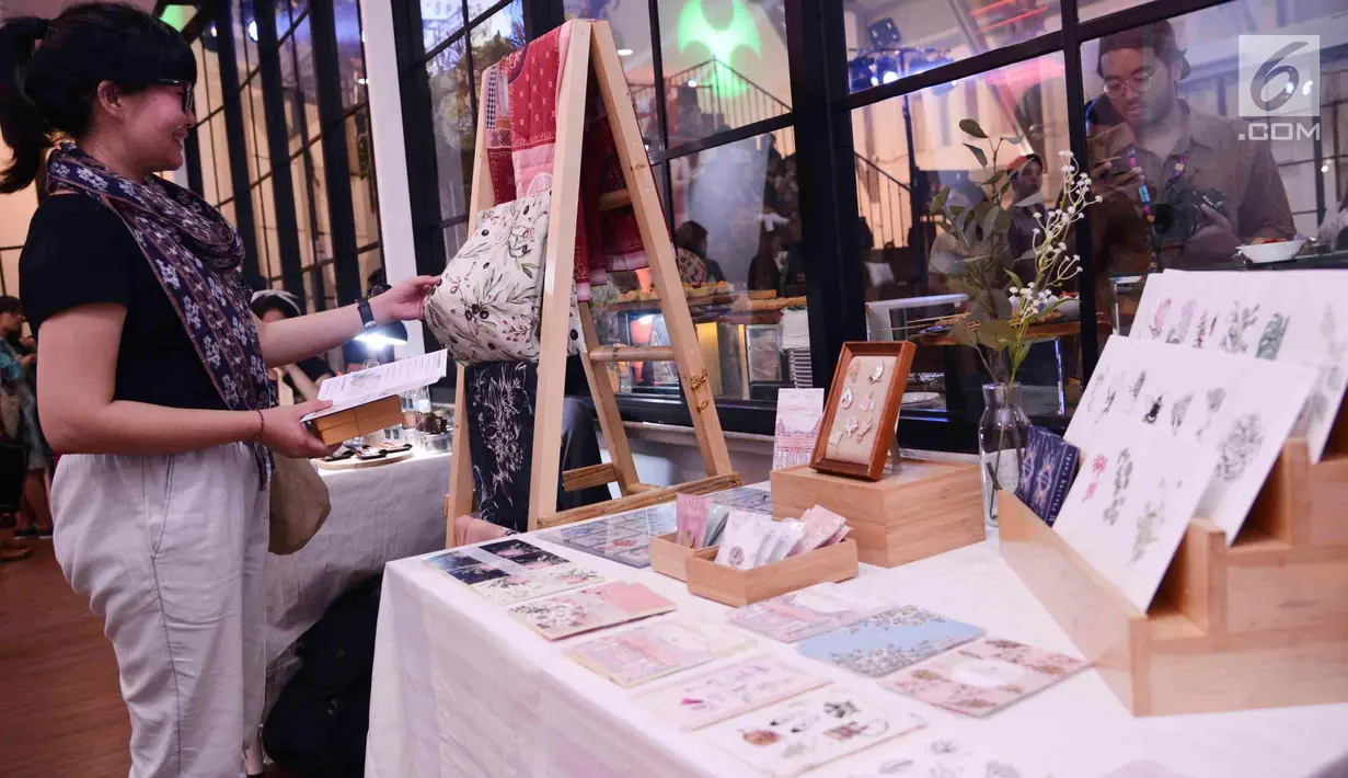 Pegunjung melihat booth start up di EV Hive @ Filateli di Pasar Baru Jakarta, Jumat (6/4). EV Hive @ Filateli sebagai pusat  ruang kolaborasi untuk perusahaan rintisan di bidang start up, teknologi dan kreatif. (Liputan6.com/Angga Yuniar)